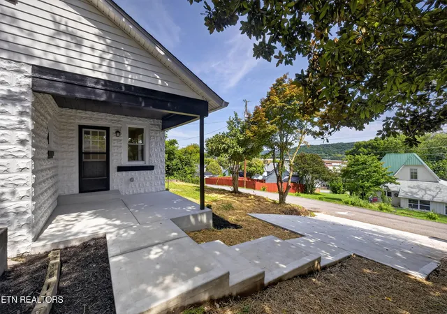 2nd image of 322 Oak St, Clinton, TN 37716 | MLS# 1352690