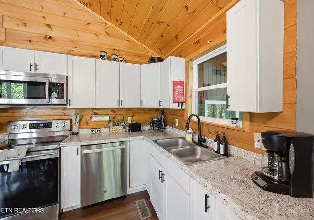 Photo 4 of Single family home for sale at 707 Maple Ct, Gatlinburg, TN 37738 | MLS# 1352876 | Listing updated on 2026-10-07