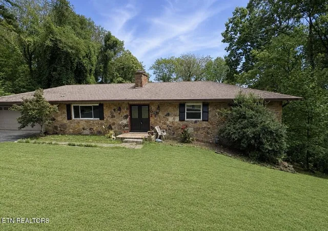 Photo 1 of Single family home for sale at 102 E Morningside Dr, Oak Ridge, TN 37830 | MLS# 1353264 | Listing updated on 2026-09-12