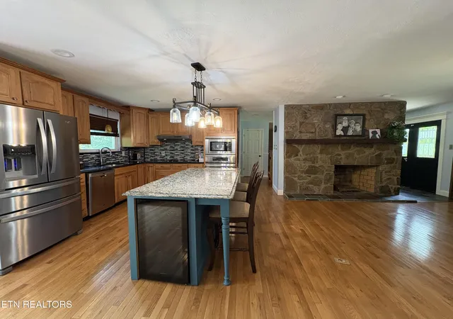 Photo 3 of Single family home for sale at 102 E Morningside Dr, Oak Ridge, TN 37830 | MLS# 1353264 | Listing updated on 2026-09-12
