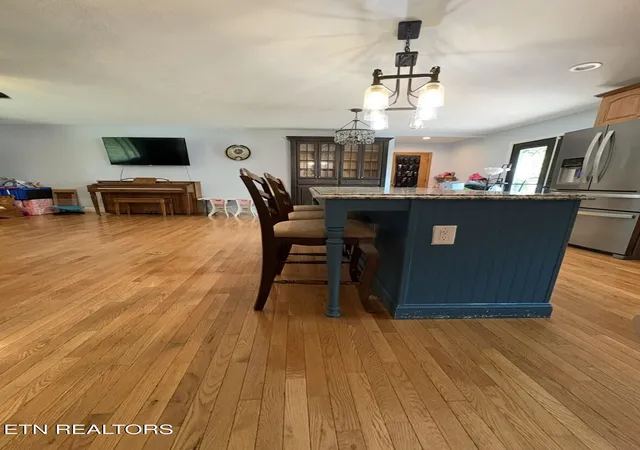 Photo 3 of Single family home for sale at 102 E Morningside Dr, Oak Ridge, TN 37830 | MLS# 1353264 | Listing updated on 2026-09-12
