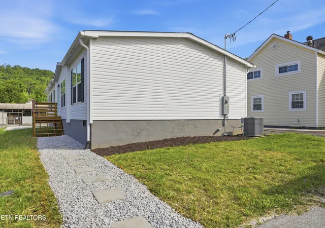 2nd image of 725 Siluria St, Harriman, TN 37748 | MLS# 1352712
