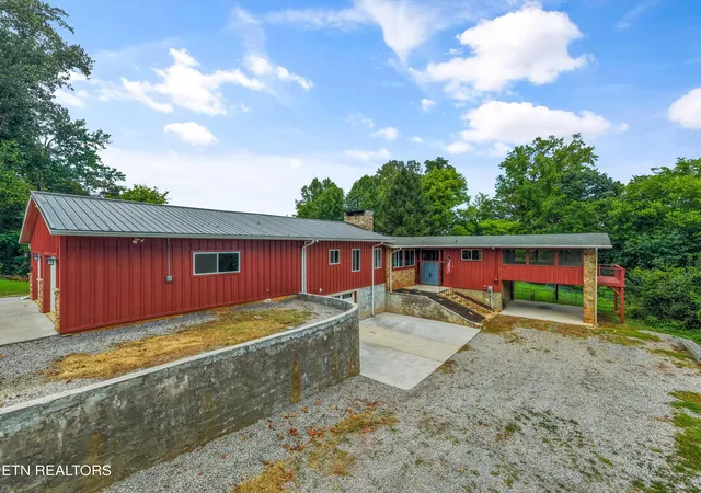 Photo 3 of Sale Pending at 2902 Lovingood Wy, Maryville, TN 37801 | MLS# 1352879 | Listing updated on 2026-09-09