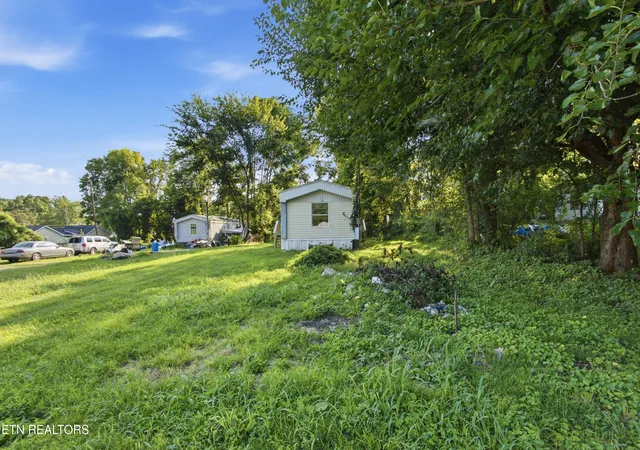 Photo 3 of Single family home for sale at 607 W Wheeler St, Rockwood, TN 37854 | MLS# 1352814 | Listing updated on 2026-08-23