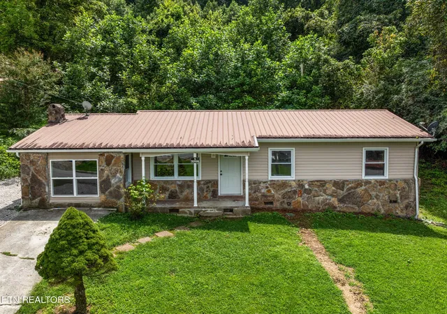 1st image of 232 E Robbins St, Jellico, TN 37762 | MLS# 1352736