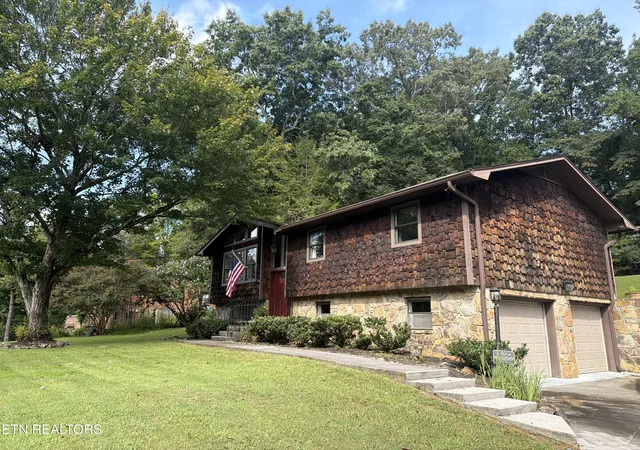 Photo 2 of Sale Pending at 1015 Buckthorn Dr, Knoxville, TN 37912 | MLS# 1352836 | Listing updated on 2026-09-14