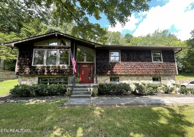 Photo 1 of Sale Pending at 1015 Buckthorn Dr, Knoxville, TN 37912 | MLS# 1352836 | Listing updated on 2026-09-14