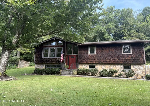 Photo 3 of Sale Pending at 1015 Buckthorn Dr, Knoxville, TN 37912 | MLS# 1352836 | Listing updated on 2026-09-14