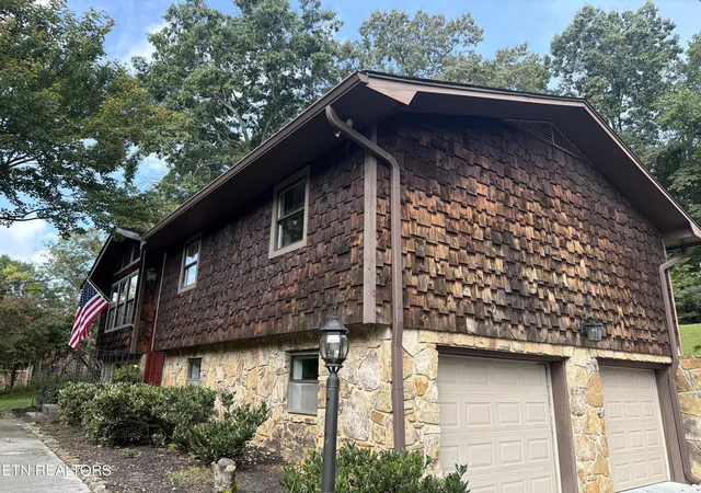 Photo 3 of Sale Pending at 1015 Buckthorn Dr, Knoxville, TN 37912 | MLS# 1352836 | Listing updated on 2026-09-14