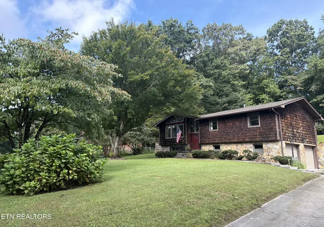 Photo 4 of Sale Pending at 1015 Buckthorn Dr, Knoxville, TN 37912 | MLS# 1352836 | Listing updated on 2026-09-14
