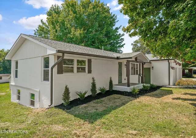 Photo 2 of Sale Pending at 2314 Martel Rd, Lenoir City, TN 37772 | MLS# 1352813 | Listing updated on 2026-09-06