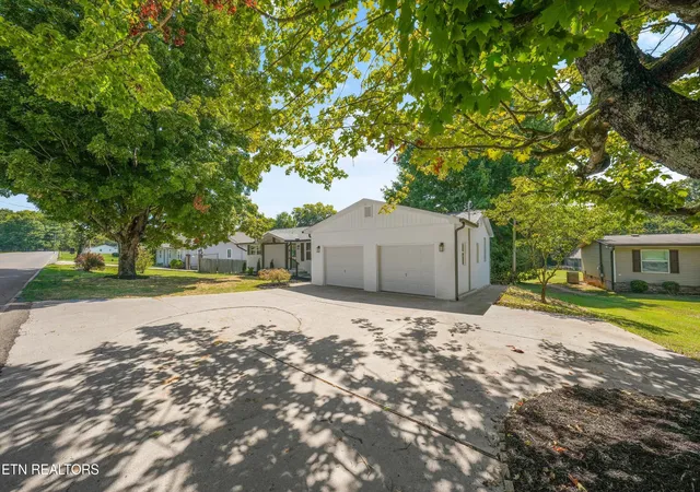 Photo 3 of Sale Pending at 2314 Martel Rd, Lenoir City, TN 37772 | MLS# 1352813 | Listing updated on 2026-09-06