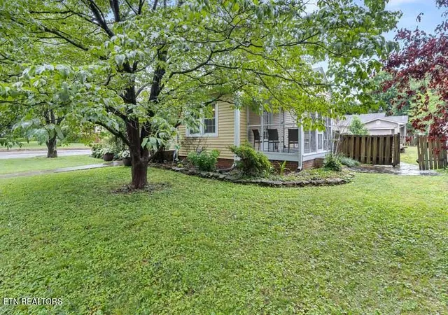 2nd image of 214 Broad St, Sweetwater, TN 37874 | MLS# 1352805