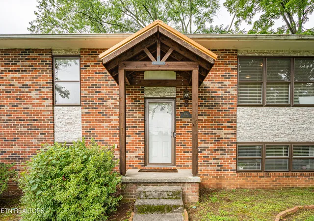 Photo 2 of Single family home for sale at 1217 April Dr, Knoxville, TN 37919 | MLS# 1353056 | Listing updated on 2026-09-06