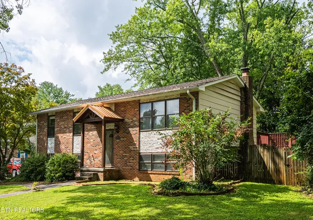Photo 3 of Single family home for sale at 1217 April Dr, Knoxville, TN 37919 | MLS# 1353056 | Listing updated on 2026-09-06