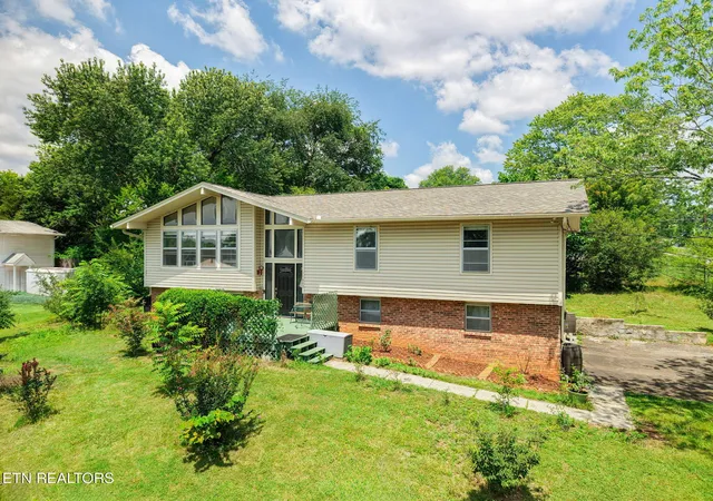Photo 2 of Single family home for sale at 11605 Foxford Dr, Knoxville, TN 37934 | MLS# 1352932 | Listing updated on 2026-09-11