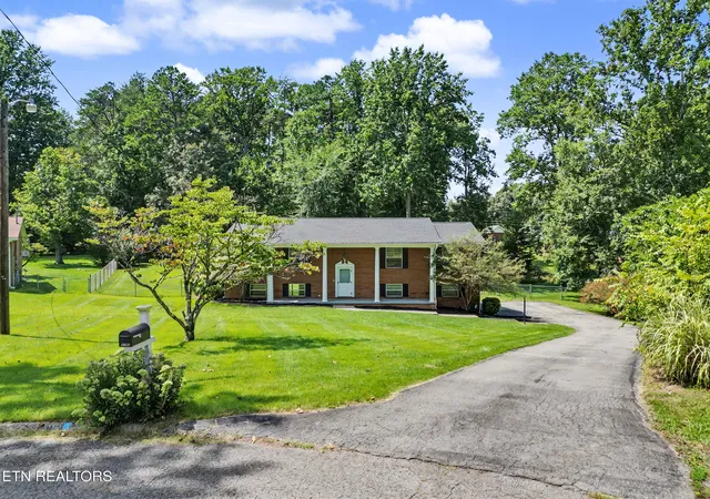 Photo 3 of Sale Pending at 7700 Bridgette Cir, Knoxville, TN 37920 | MLS# 1353784 | Listing updated on 2026-09-07