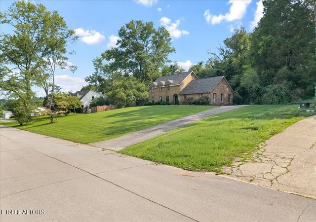 Photo 3 of Sale Pending at 1505 Brentwood Dr, Athens, TN 37303 | MLS# 1352937 | Listing updated on 2026-09-24