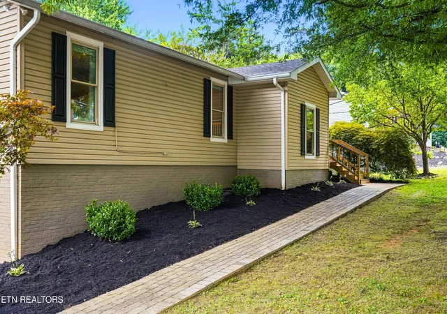 Photo 3 of Sale Pending at 120 Cogdill Rd, Knoxville, TN 37922 | MLS# 1353437 | Listing updated on 2026-09-01