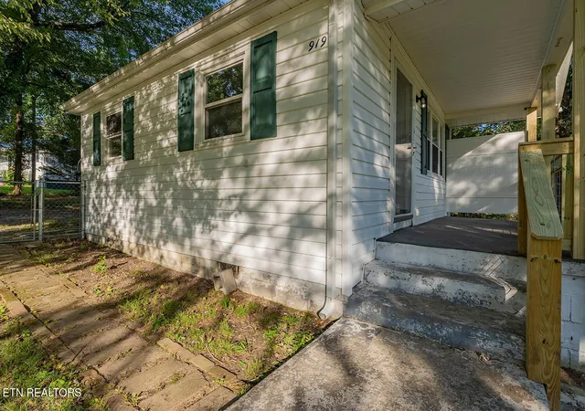 Photo 3 of Single family home for sale at 919 Kentucky St, Oliver Springs, TN 37840 | MLS# 1353007 | Listing updated on 2026-10-01