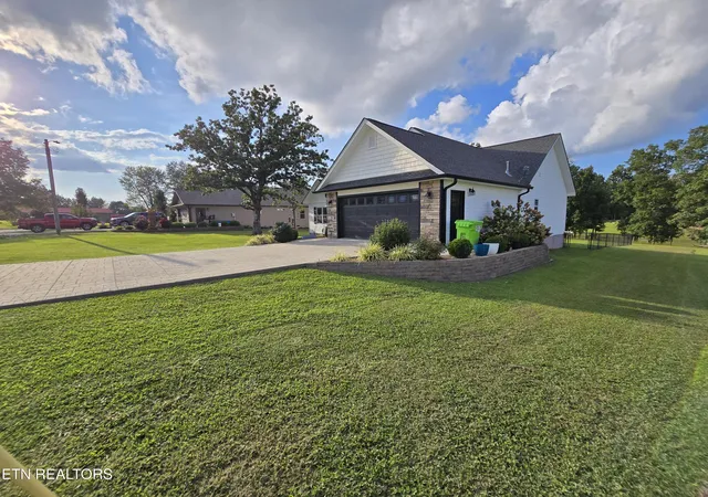 Photo 3 of Single family home for sale at 35 Perry Creek Dr, Crossville, TN 38572 | MLS# 1352970 | Listing updated on 2026-09-14