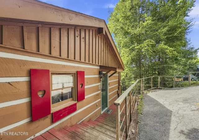Photo 2 of Single family home for sale at 942 Vixen, Gatlinburg, TN 37738 | MLS# 1353591 | Listing updated on 2026-08-31