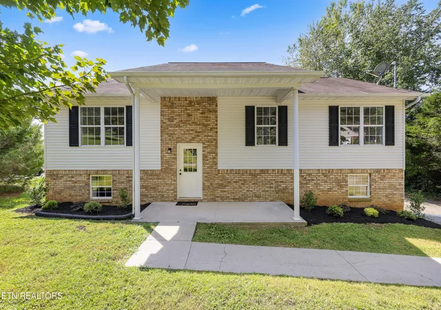 Photo 2 of Sale Pending at 621 Odell Ct, Strawberry Plains, TN 37871 | MLS# 1353644 | Listing updated on 2026-09-03