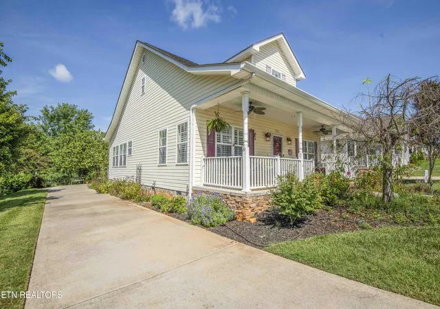 Photo 3 of Sale Pending at 952 Stratford Ave, Sweetwater, TN 37874 | MLS# 1352964 | Listing updated on 2026-09-14