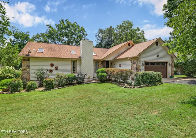 Photo 1 of Single family home for sale at 136 Dalefield Loop, Crossville, TN 38558 | MLS# 1352997 | Listing updated on 2026-09-21