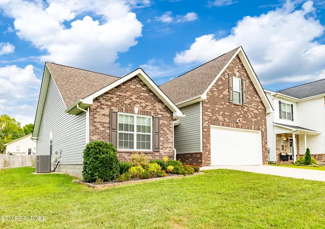 Photo 2 of Sale Pending at 3042 Farmhouse Dr, Maryville, TN 37803 | MLS# 1353634 | Listing updated on 2026-08-29
