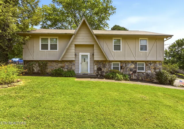 Photo 1 of Sale Pending at 7404 Sturbridge Ct, Knoxville, TN 37931 | MLS# 1353042 | Listing updated on 2026-09-03