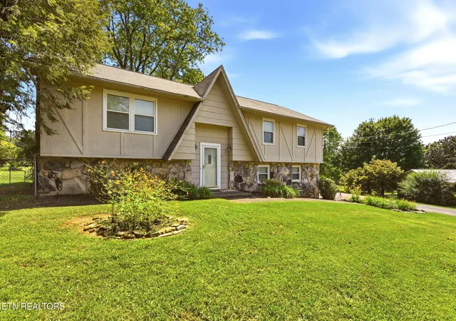 Photo 2 of Sale Pending at 7404 Sturbridge Ct, Knoxville, TN 37931 | MLS# 1353042 | Listing updated on 2026-09-03
