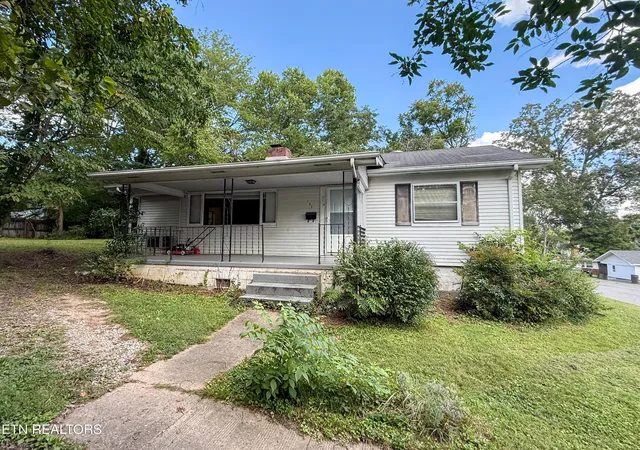 Photo 1 of Single family home for sale at 102 W Farragut Rd, Oak Ridge, TN 37830 | MLS# 1352995 | Listing updated on 2026-09-11