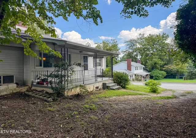 Photo 3 of Single family home for sale at 102 W Farragut Rd, Oak Ridge, TN 37830 | MLS# 1352995 | Listing updated on 2026-09-11