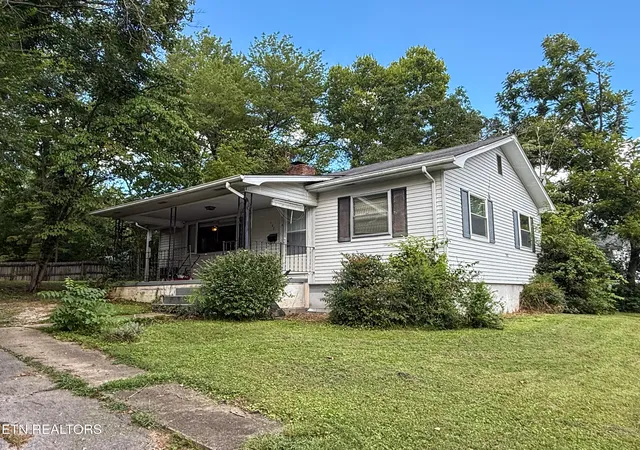 Photo 3 of Single family home for sale at 102 W Farragut Rd, Oak Ridge, TN 37830 | MLS# 1352995 | Listing updated on 2026-09-11