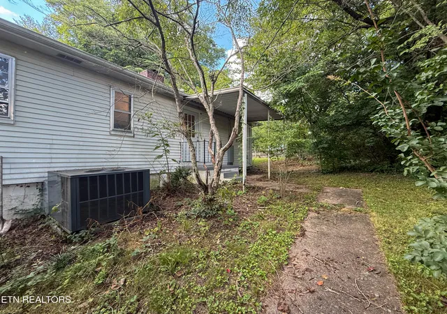 Photo 4 of Single family home for sale at 102 W Farragut Rd, Oak Ridge, TN 37830 | MLS# 1352995 | Listing updated on 2026-09-11