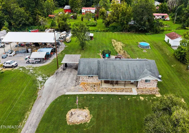 Photo 3 of Sale Pending at 5047 Harriman Hwy, Oliver Springs, TN 37840 | MLS# 1353519 | Listing updated on 2026-09-23