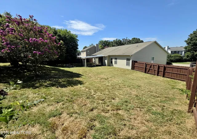 Photo 4 of Single family home for sale at 1624 Poplar Hill Rd, Knoxville, TN 37922 | MLS# 1353097 | Listing updated on 2026-09-16
