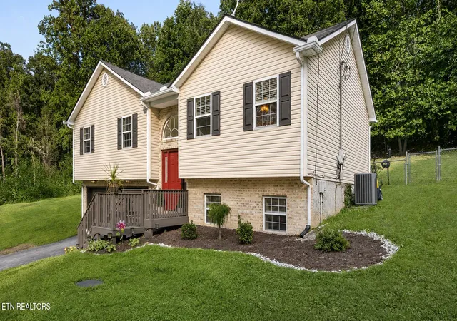 Photo 3 of Single family home for sale at 105 Cedar Cir, Jacksboro, TN 37757 | MLS# 1353036 | Listing updated on 2026-09-21