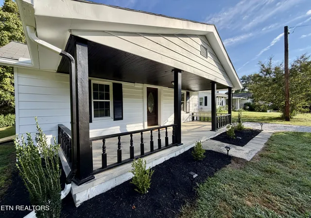 Photo 3 of Sale Pending at 4701 Daystar Ln, Knoxville, TN 37918 | MLS# 1353188 | Listing updated on 2026-10-16