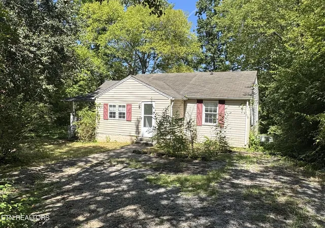 Photo 2 of Single family home for sale at 1300 Yellowstone Rd, Knoxville, TN 37914 | MLS# 1353085 | Listing updated on 2026-08-26