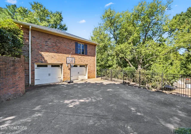 Photo 3 of Single family home for sale at 2301 Craig Cvs Rd, Knoxville, TN 37919 | MLS# 1353831 | Listing updated on 2026-09-03