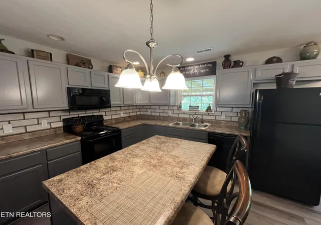 Photo 3 of Single family home for sale at 8201 Oak Terrace Ln, Powell, TN 37849 | MLS# 1353173 | Listing updated on 2026-09-15
