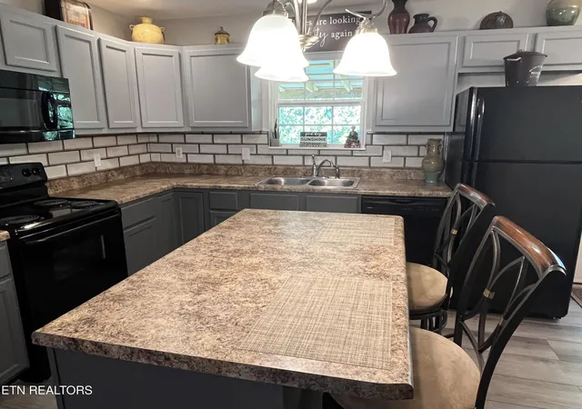 Photo 3 of Single family home for sale at 8201 Oak Terrace Ln, Powell, TN 37849 | MLS# 1353173 | Listing updated on 2026-10-01