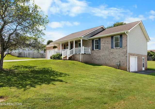 Photo 2 of Sale Pending at 5635 Brandon Park Dr, Maryville, TN 37804 | MLS# 1353728 | Listing updated on 2026-09-08