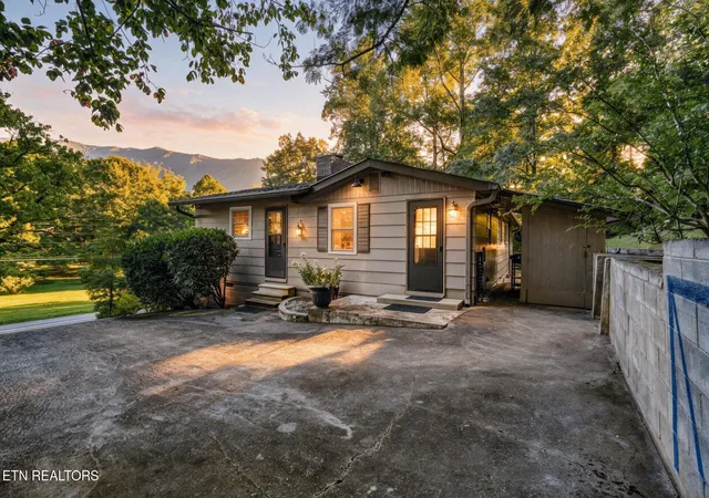 Photo 1 of Single family home for sale at 733 Cavern Rd, Townsend, TN 37882 | MLS# 1353466 | Listing updated on 2026-09-21