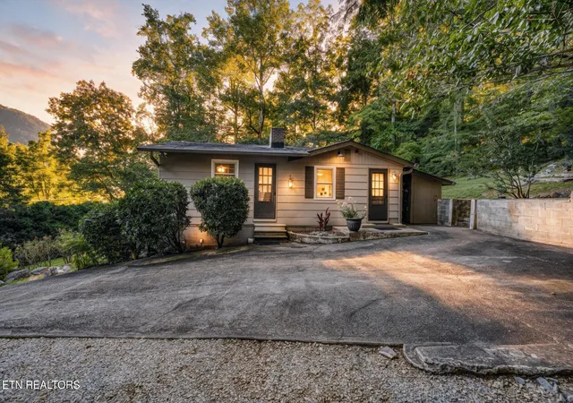 Photo 2 of Single family home for sale at 733 Cavern Rd, Townsend, TN 37882 | MLS# 1353466 | Listing updated on 2026-09-21