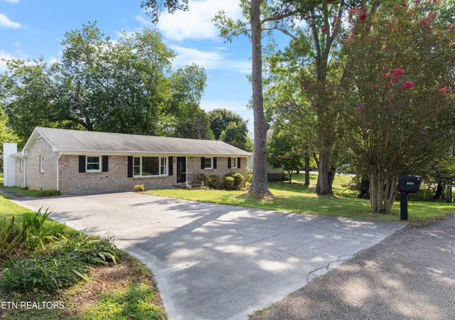 Photo 1 of Single family home for sale at 6604 Duke Rd, Knoxville, TN 37918 | MLS# 1353643 | Listing updated on 2026-09-01