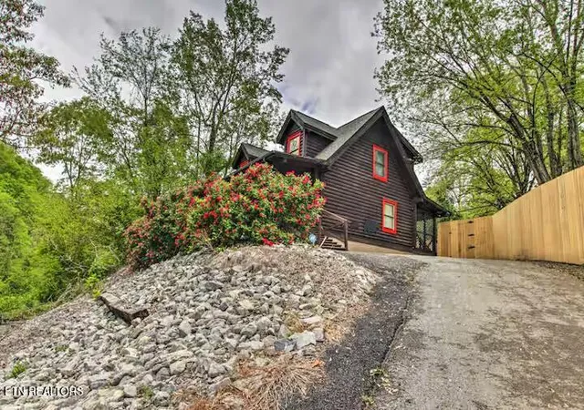 Photo 1 of Single family home for sale at 1520 Seagle Hollow Rd, Sevierville, TN 37876 | MLS# 1353238 | Listing updated on 2026-08-27