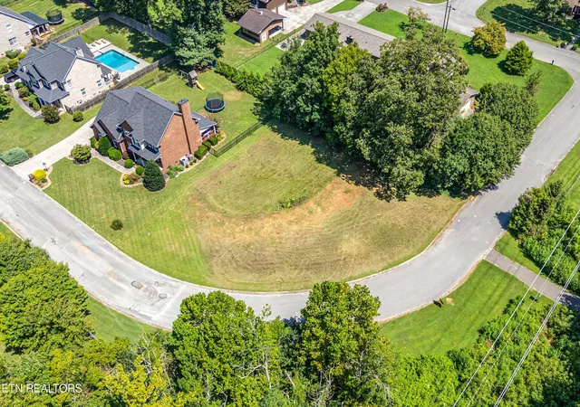 Photo 2 of Sale Pending at 7304 Country Meadow Dr, Knoxville, TN 37918 | MLS# 1353874 | Listing updated on 2026-09-14